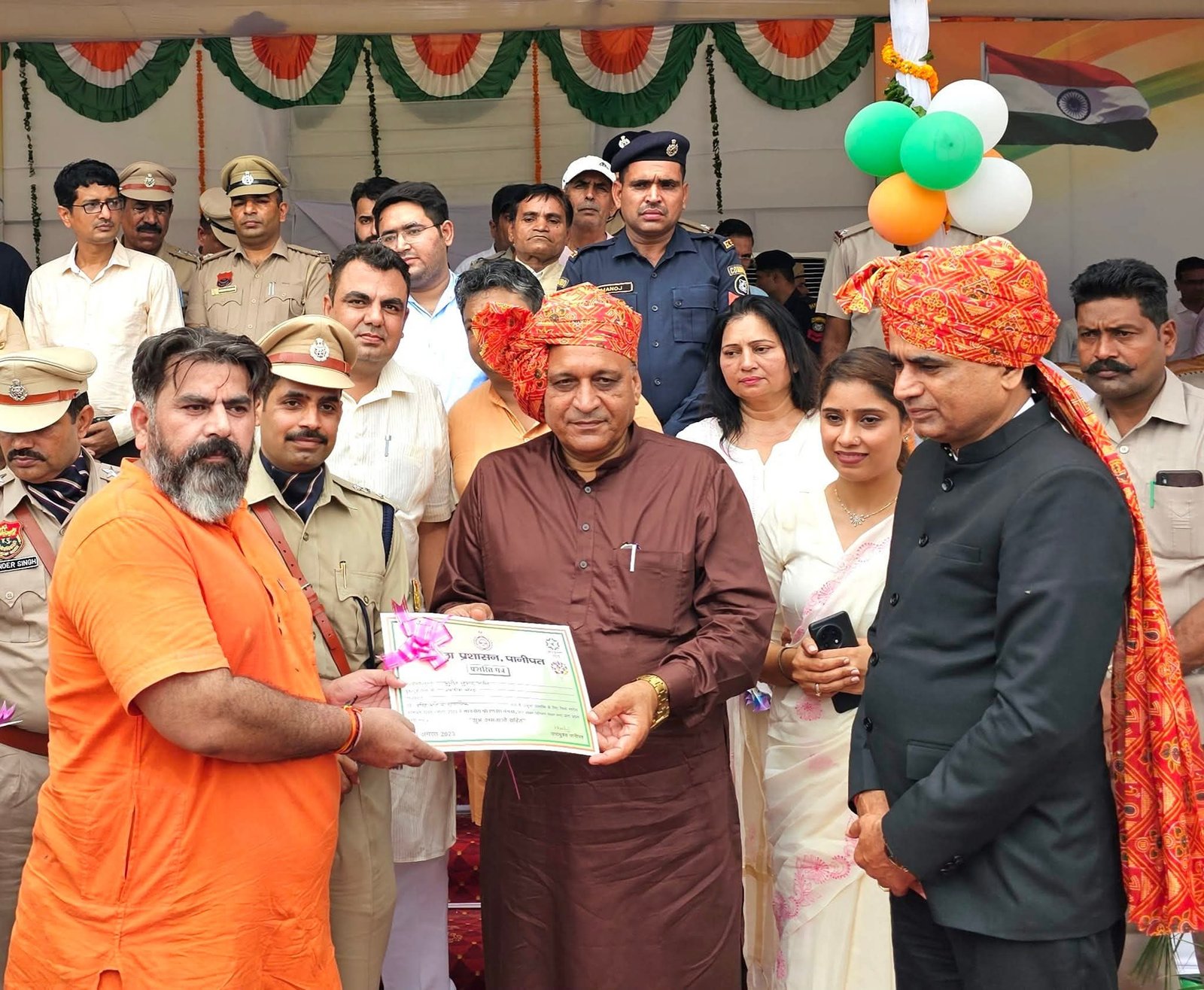 विधानसभा उपाध्यक्ष रणबीर गंगवा, उपायुक्त वीरेंद्र दहिया व एसपी अजीत सिंह शेखावत द्वारा वास्तु सलाहकार सुनील कुमार आर्यन को स्वतंत्रता दिवस समारोह, शिवाजी स्टेडियम पानीपत में प्रशंसा पत्र भेंट
