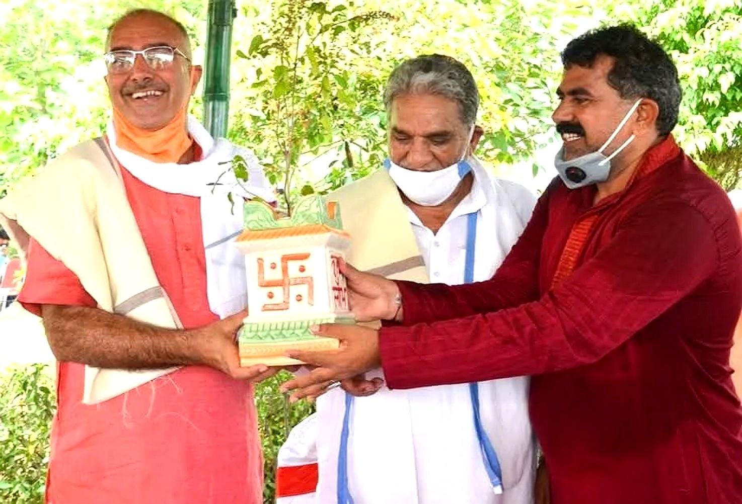अतिथियों को स्मृति चिह्न भेंट करते हुए